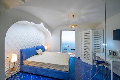 Schlafzimmer mit einem Bett und Meerblick in der Unterkunft Holidays dream Praiano in Praiano