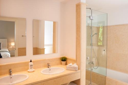 a bathroom with two sinks and a shower at Appartement (4p) in Luxury Capanes Del Golf in Benahavís