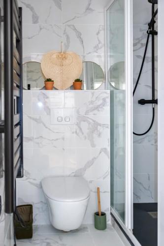 une salle de bain avec toilettes et douche en verre dans l'établissement 302b Beautiful studio refurbished Downtown / Ac, à Nice