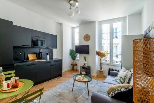 un salon avec un canapé et une table dans l'établissement 302b Beautiful studio refurbished Downtown / Ac, à Nice