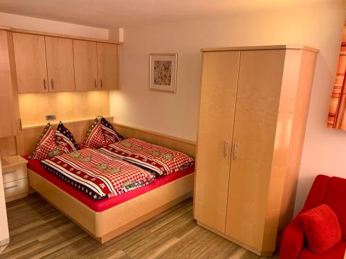 um quarto com uma cama e um armário em Chalet - Urlaub bei Freunden em Wagrain