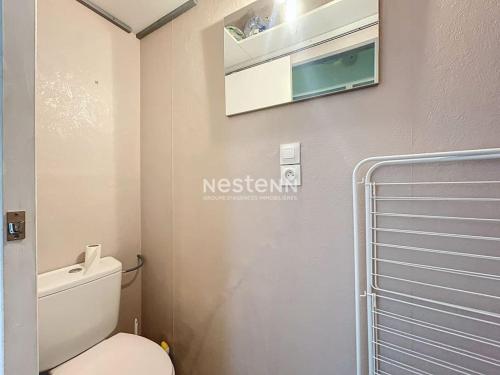 een badkamer met een wit toilet en een spiegel bij 3192- T2 à 400m de la plage in Argelès-sur-Mer