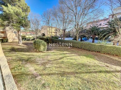 une pancarte pour une demeure de caractère dans une cour dans l'établissement 3192-T2 à 400m de la plage, à Argelès-sur-Mer