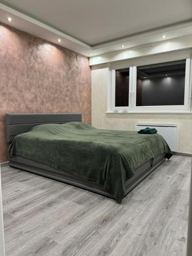 une chambre avec un grand lit avec une télévision au mur dans l'établissement My Best Vacation, à Bischheim