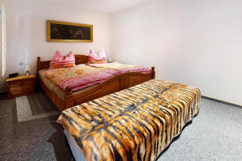 Un dormitorio con dos camas individuales en una habitación. en Fuchsbaude, en Allrode