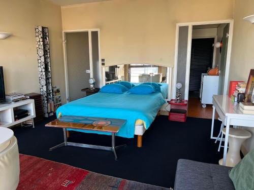 Ένα ή περισσότερα κρεβάτια σε δωμάτιο στο Le Flat Victoria -Canal & Cathédrale -40m2
