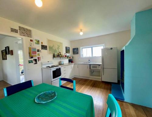 Kuchyň nebo kuchyňský kout v ubytování Matauri Bay Shearer's Cottage