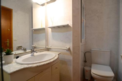 レスタルティットにあるLos Pinosのバスルーム(洗面台、トイレ付)