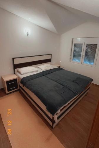 um quarto com uma cama grande e um altifalante em Apartman Agović em Bar