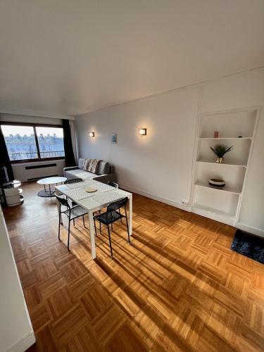 a living room with a table and a couch at Le 5ème Ciel - Appartement jusqu'à 6 pers in Le Mans