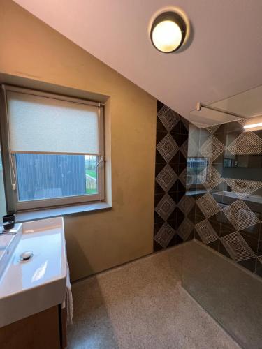 uma casa de banho com uma janela e um lavatório em Parc La Dune South Africa Lodge em Warmenhuizen