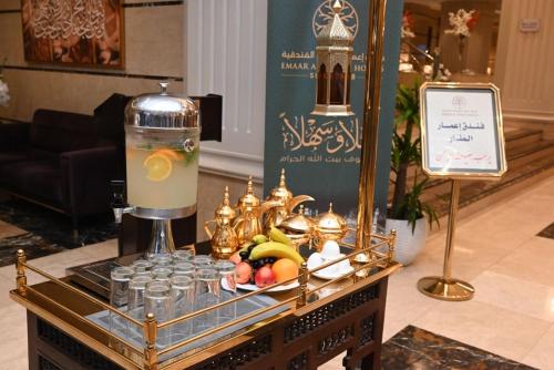 una mesa con una bandeja de comida y una bebida en Emaar Al Manar, en La Meca