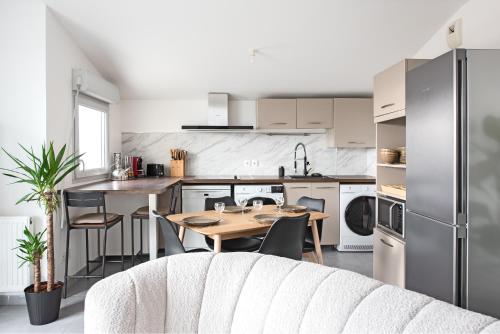 une cuisine et une salle à manger avec une table et des chaises dans l'établissement Spacieux T4 proche centre-ville, Clim et Parking, à Toulouse