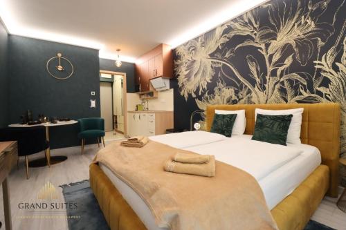 una camera da letto con un letto grande e una cucina di Grand Suites Central a Budapest