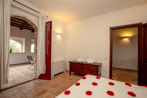 a bedroom with a bed with red roses on it at Tenuta Pianirossi in Cinigiano