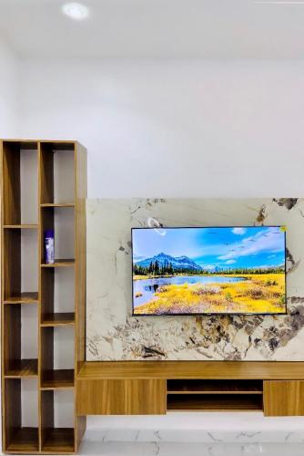 En TV eller et underholdningssystem på Luxury serviced apartment in united estate Ajah