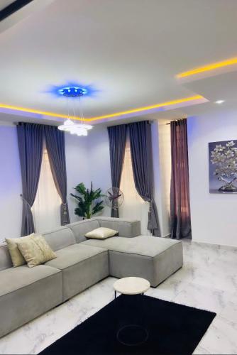 Et sittehjørne på Luxury serviced apartment in united estate Ajah