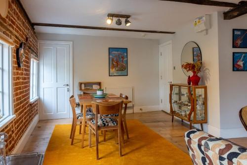 een eetkamer met een tafel en stoelen bij 1960s Inspired City Centre Apartment for 4 with Parking in Norwich