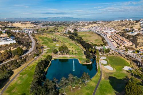 - une vue aérienne sur un parcours de golf avec un lac dans l'établissement Sunrise Bulnes Golf 1, à Ciudad Quesada