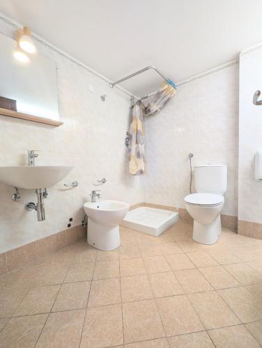 La salle de bains est pourvue de toilettes et d'un lavabo. dans l'établissement Monteforte Home - Ruggero, à Catane