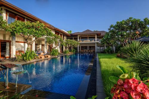 une image d'une piscine dans une maison dans l'établissement Private Villas of Bali, à Nusa Dua