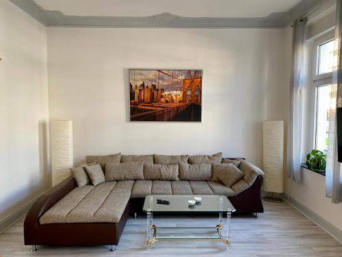 ein Wohnzimmer mit einem Sofa und einem Tisch in der Unterkunft Diamant Wohnung im Zentrum von Mönchengladbach in Mönchengladbach