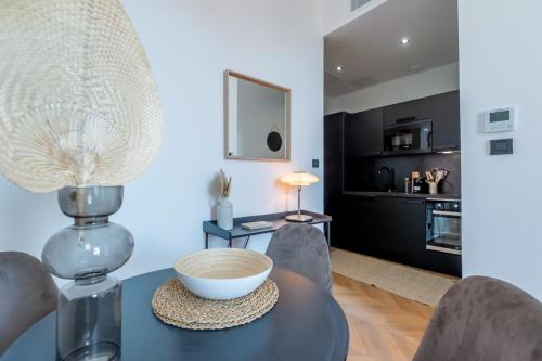 un salon avec une table avec un bol dessus dans l'établissement 301a Charming 2 rooms refurbished super center, à Nice