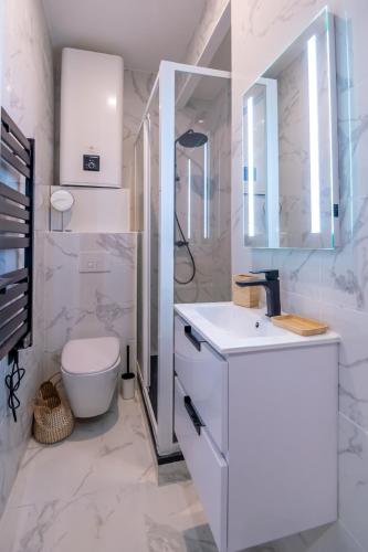 une salle de bain blanche avec un lavabo et des toilettes dans l'établissement 301a Charming 2 rooms refurbished super center, à Nice