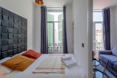 une chambre avec un grand lit et une fenêtre dans l'établissement 301a Charming 2 rooms refurbished super center, à Nice