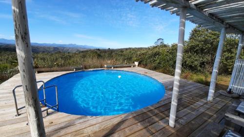 uma piscina num deque de madeira em Protea Wilds Retreat em Harkerville