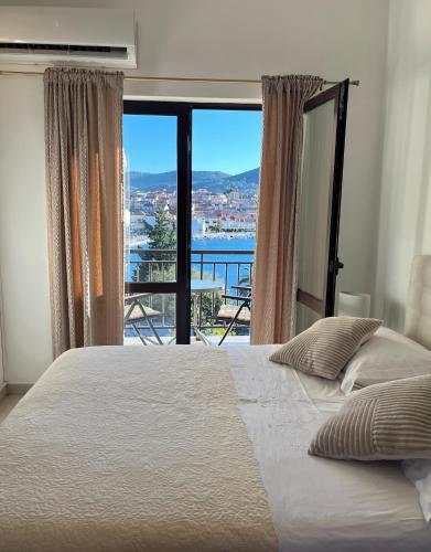 a bedroom with a bed and a balcony with a view at Apartment Josipa in Vela Luka