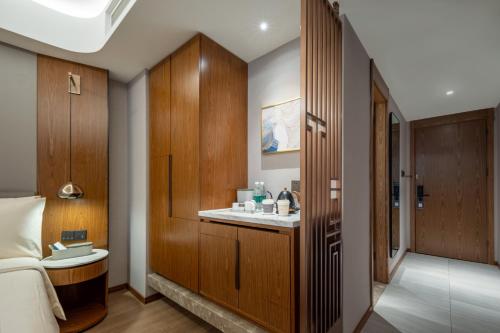 um quarto de hotel com casa de banho com lavatório em Atour X Hotel Shanghai Lujiazui Binjiang Avenue em Xangai