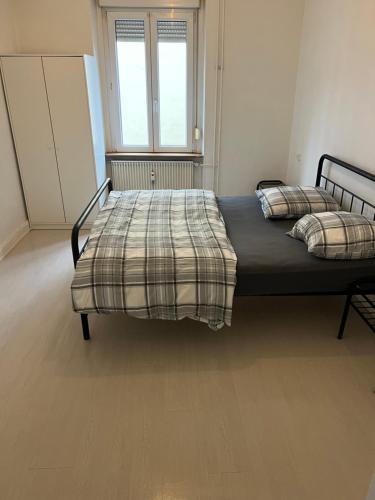 ストラスブールにあるle couventの枕2つが備わるドミトリールームのベッド1台分です。