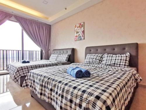 1 Schlafzimmer mit 2 Betten und einem Fenster in der Unterkunft Stay in I-City I-SOHO in Shah Alam