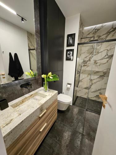 y baño con lavabo, aseo y ducha. en WAVE 10th Floor Baltic View, en Międzyzdroje