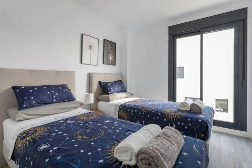 - une chambre avec 2 lits et une fenêtre dans l'établissement Fabulous apartment in new complex, à Finestrat