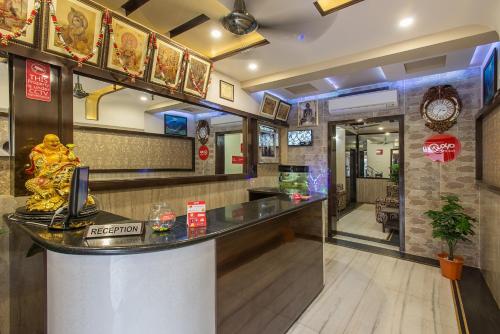 un restaurante con barra en una habitación en Hotel Joy en Jaipur