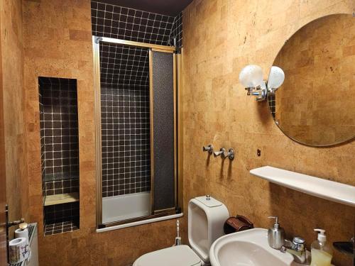 La salle de bains est pourvue de toilettes, d'un lavabo et d'un miroir. dans l'établissement Work & Stay Leverkusen, à Leverkusen