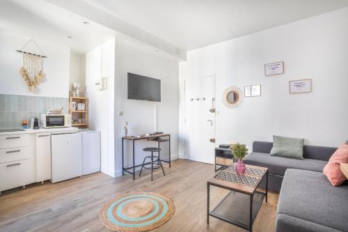un salon avec un canapé et une table dans l'établissement Chez Delphine - Studio tout confort avec terasse sur le Vieux Port centre ville - proche du Panier, à Marseille