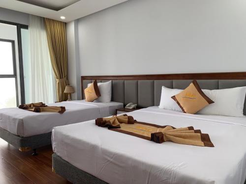 科嘎的住宿－Bờ Biển Vàng Hotel，配有两张床的旅馆客房