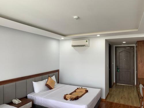 a bedroom with a bed with a bag on it at Bờ Biển Vàng Resort in Ke Ga