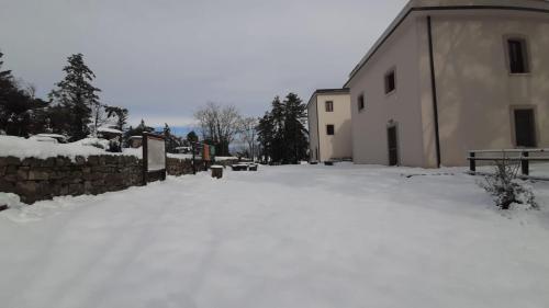 a yard covered in snow next to a building at Ostello Ossigeno in Campodimele