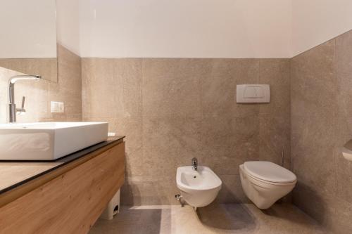 a bathroom with a sink and a toilet at Funtnatsch Apartment Langkofel in Laion