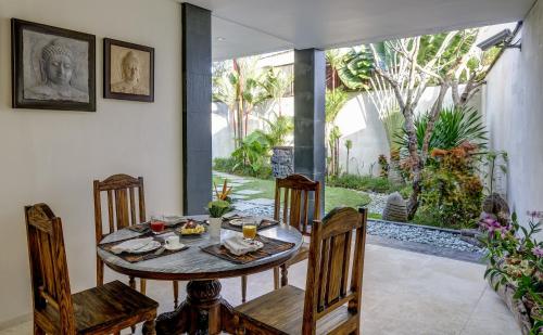 Κήπος έξω από το Private Villas of Bali