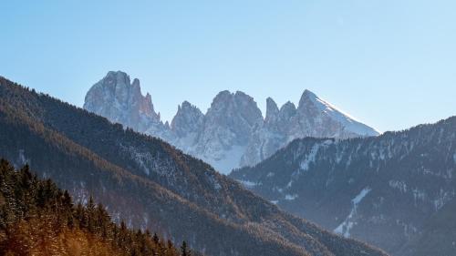 a mountain range with trees and mountains in the background at Funtnatsch Apartment Langkofel in Laion