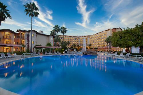 une grande piscine en face d'un hôtel dans l'établissement Miramare Queen Hotel, à Sidé