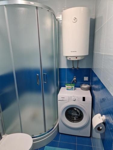 La salle de bains est pourvue d'un lave-linge et d'une douche. dans l'établissement Bugenvilija apartment, à Šibenik
