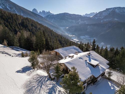 an aerial view of a house in the snow at Apartment Funtnatsch in Laion