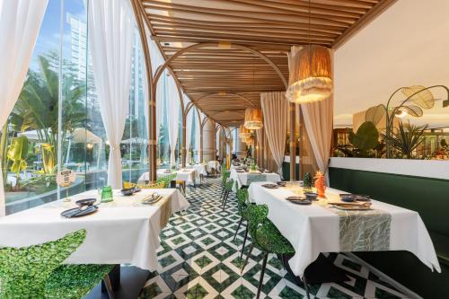 Restaurace v ubytování Vanburgh Hotel - Free shuttle bus transfer during Canton Fair