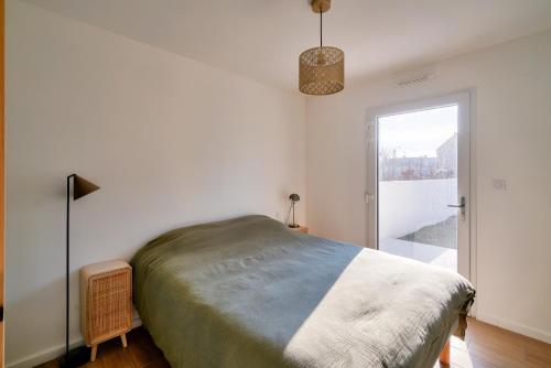 Ένα ή περισσότερα κρεβάτια σε δωμάτιο στο Belle maison pour 8 - 950m de la plage et du port